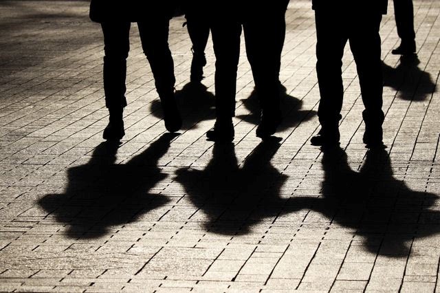 Παρέα νεαρών χτύπησε και λήστεψε τρεις φοιτητές